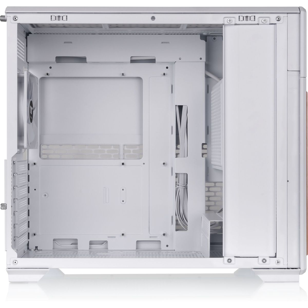 Weißes Computergehäuse-Interieur mit Lüfter, Kabeln und Metallrahmen.