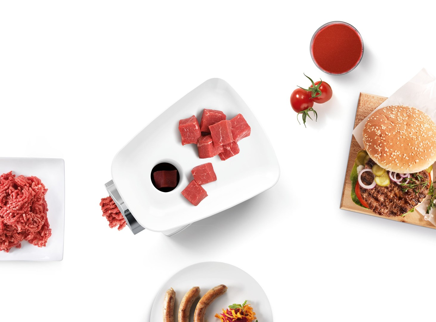 Mięso mielone, mięso w kostkach, burger, kiełbaski, pomidory i sok.