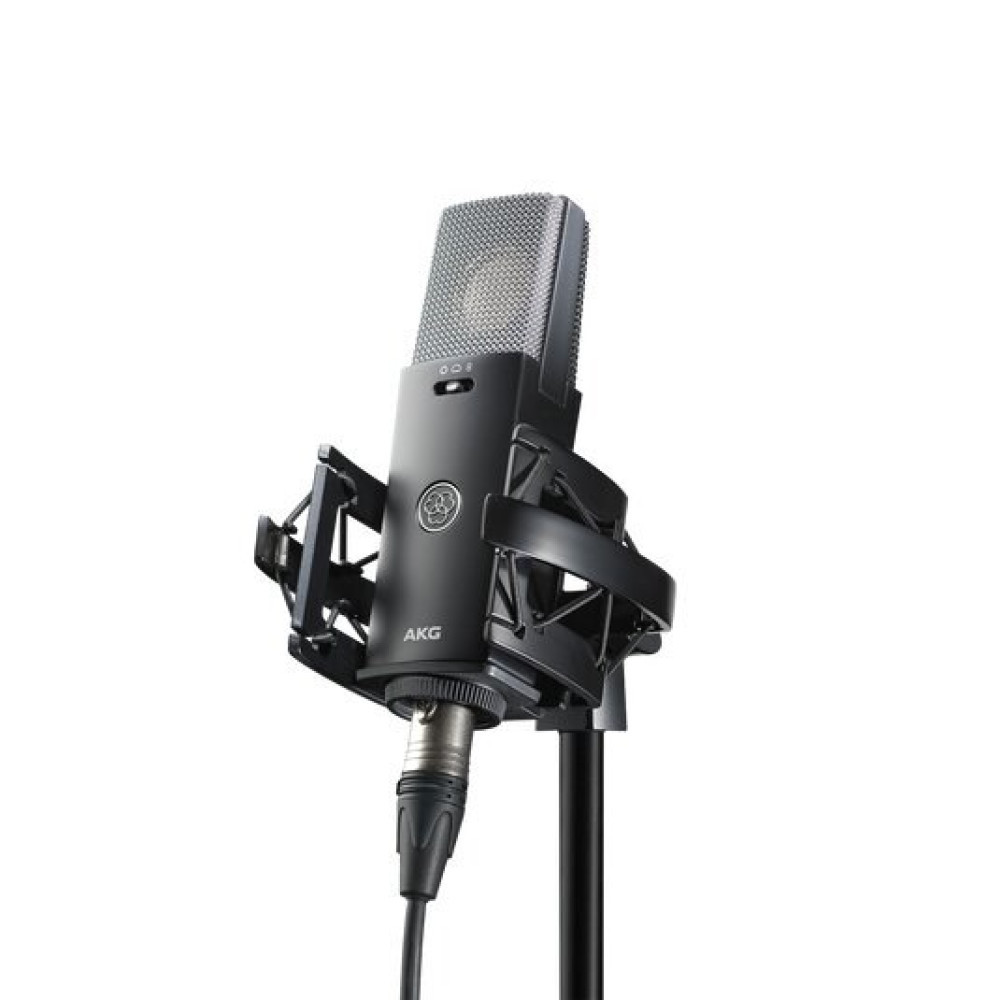 Czarny mikrofon AKG z uchwytem antywibracyjnym na statywie.