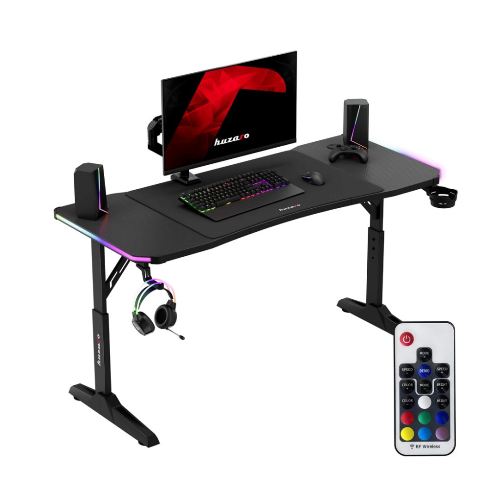 Czarny stół gamingowy z oświetleniem RGB, monitorem, klawiaturą, myszką, kontrolerem, słuchawkami i pilotem.