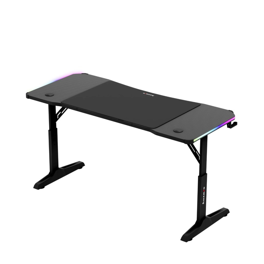 Czarny biurko gamingowe z oświetleniem RGB na krawędziach i wyściełaną matą.