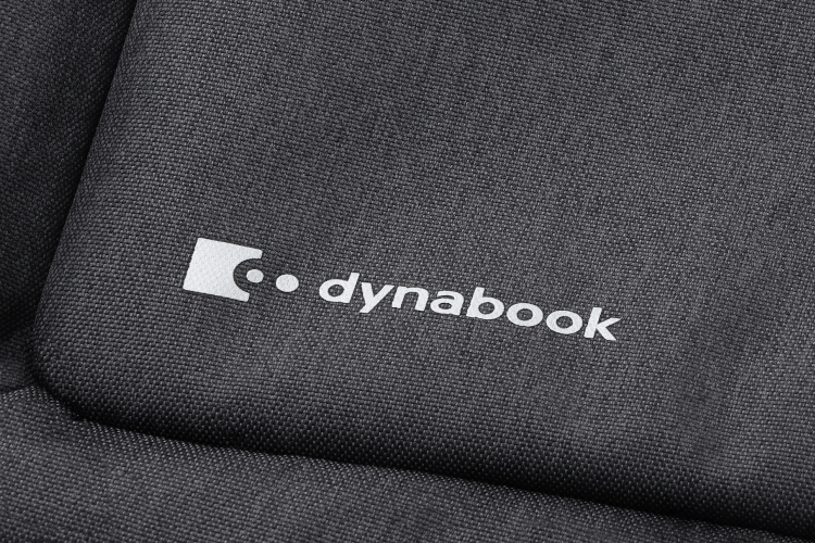 Ciemnoszare płótno z białym logo Dynabook.