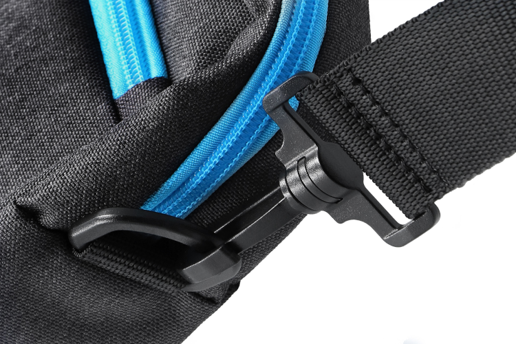 Zbliżenie czarnej torby z niebieskim zamkiem i czarnym klipsem.