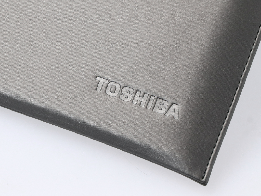 Szara torba na laptopa Toshiba z logo. Szew po prawej stronie.