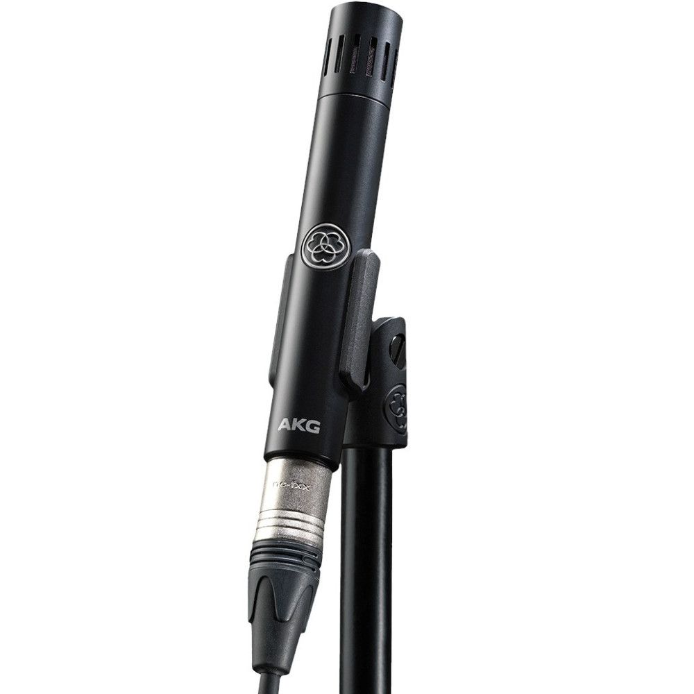 Czarny mikrofon AKG na statywie ze złączem XLR.