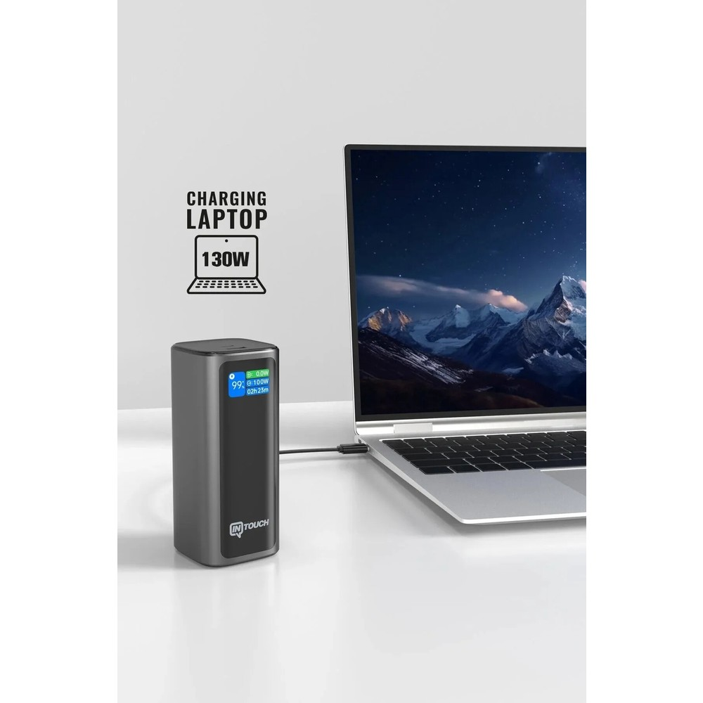 130W ile şarj olan dizüstü bilgisayarın yanında ekranlı gri powerbank.