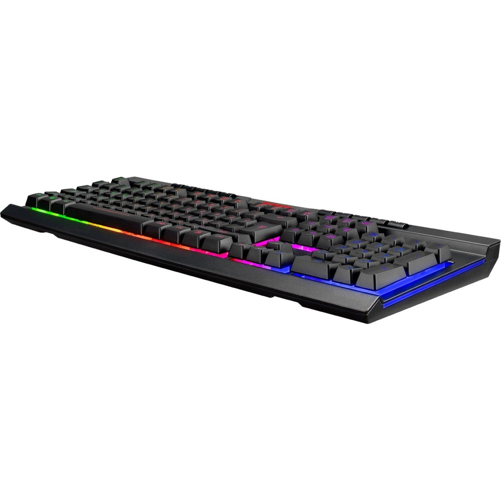 Beyaz arka plan üzerinde RGB aydınlatmalı siyah klavye.