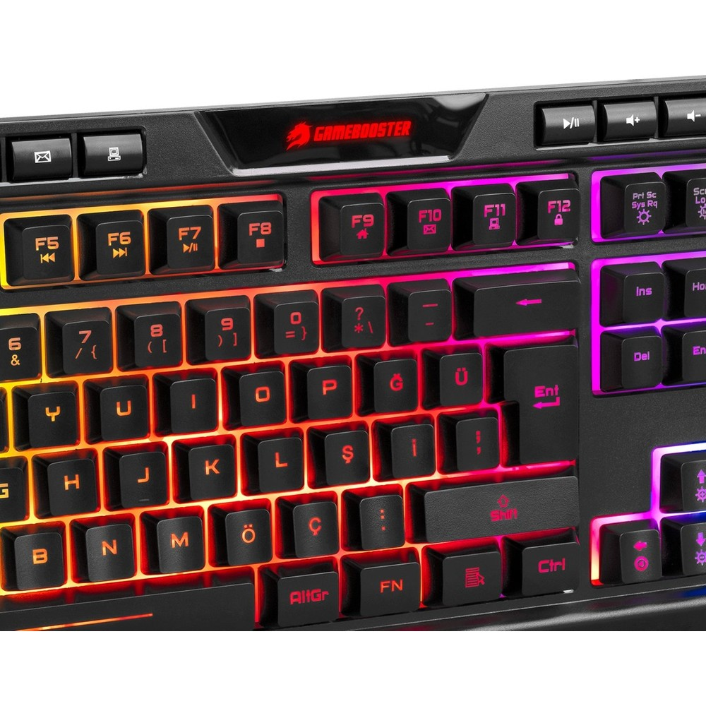 RGB aydınlatmalı siyah klavyenin yakın çekimi, "GAMEBOOSTER" yazısı görünüyor.