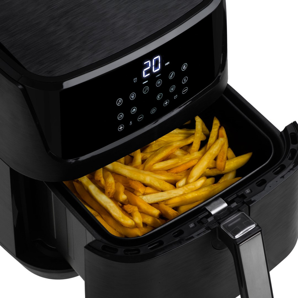 Una friggitrice ad aria nera con un cestello pieno di patatine fritte dorate.