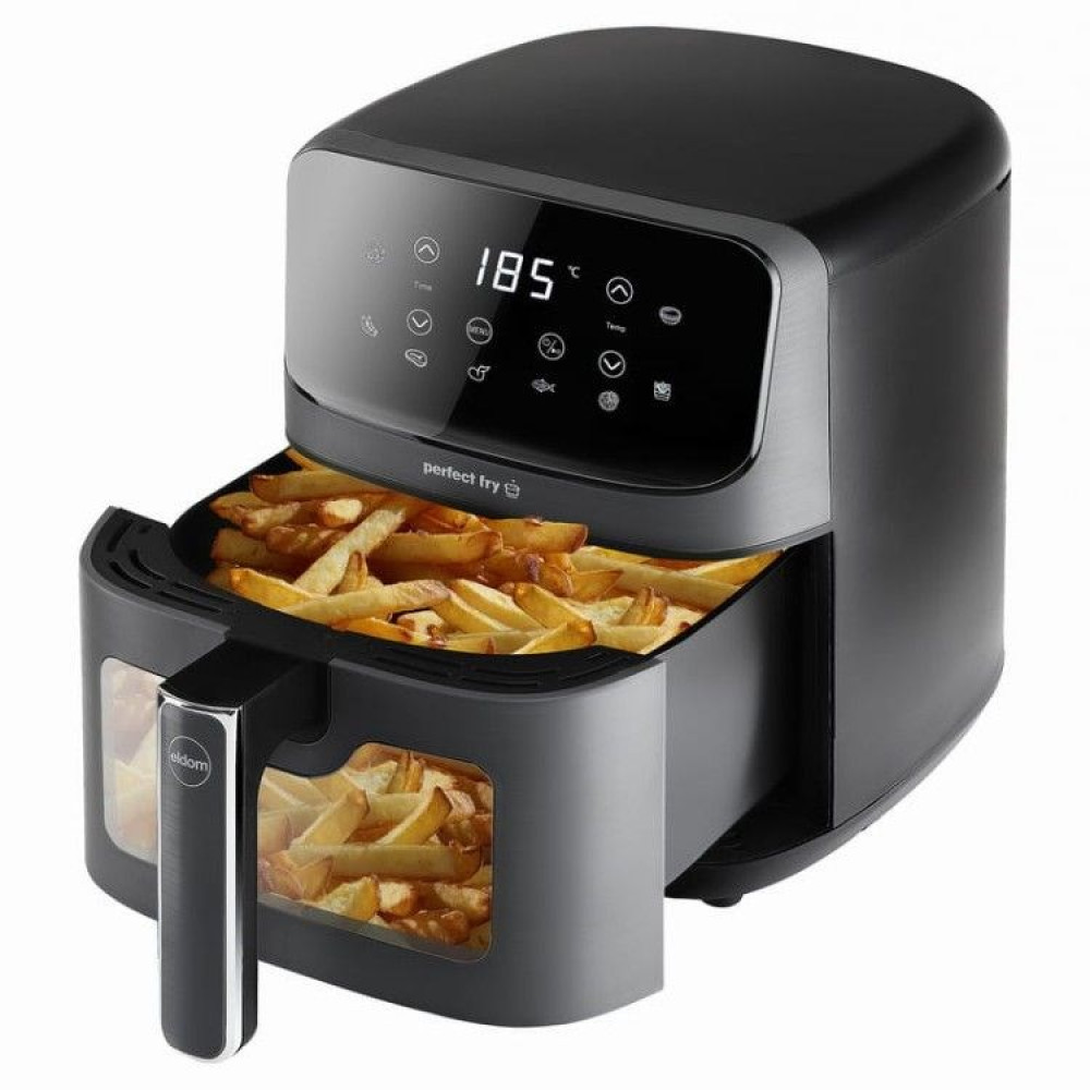 Una friggitrice ad aria nera con il cassetto estratto, piena di patatine fritte.