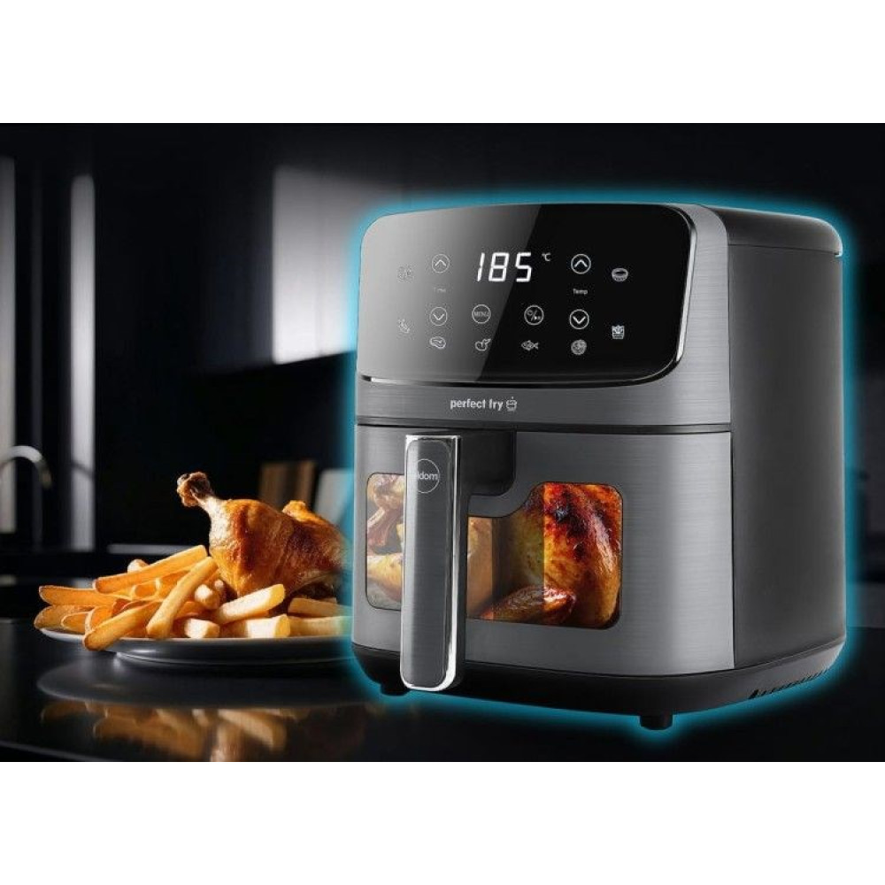 Una friggitrice ad aria nera moderna con pollo e patatine fritte.