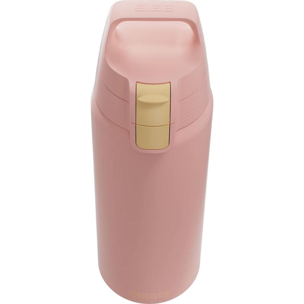 Eine rosafarbene Wasserflasche mit einem gelben Knopf und einem Griff.