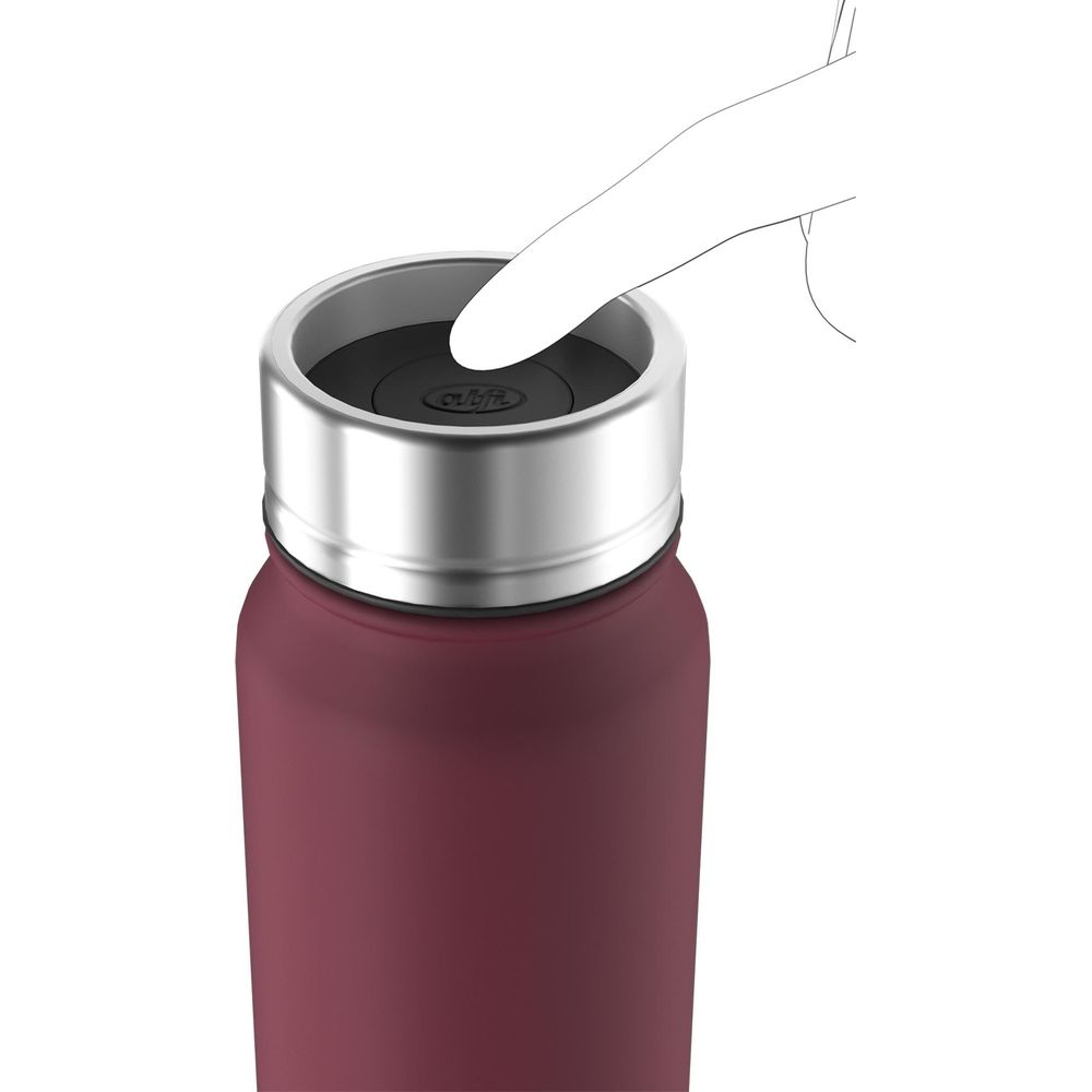 Ein Finger drückt auf den schwarzen Deckel einer maroonen Wasserflasche.