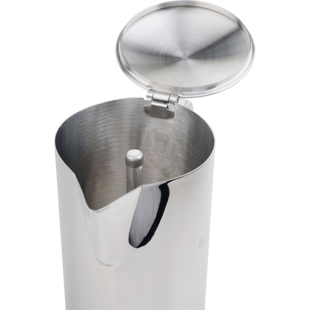 Une carafe en métal argenté avec son couvercle ouvert, montrant le bec.