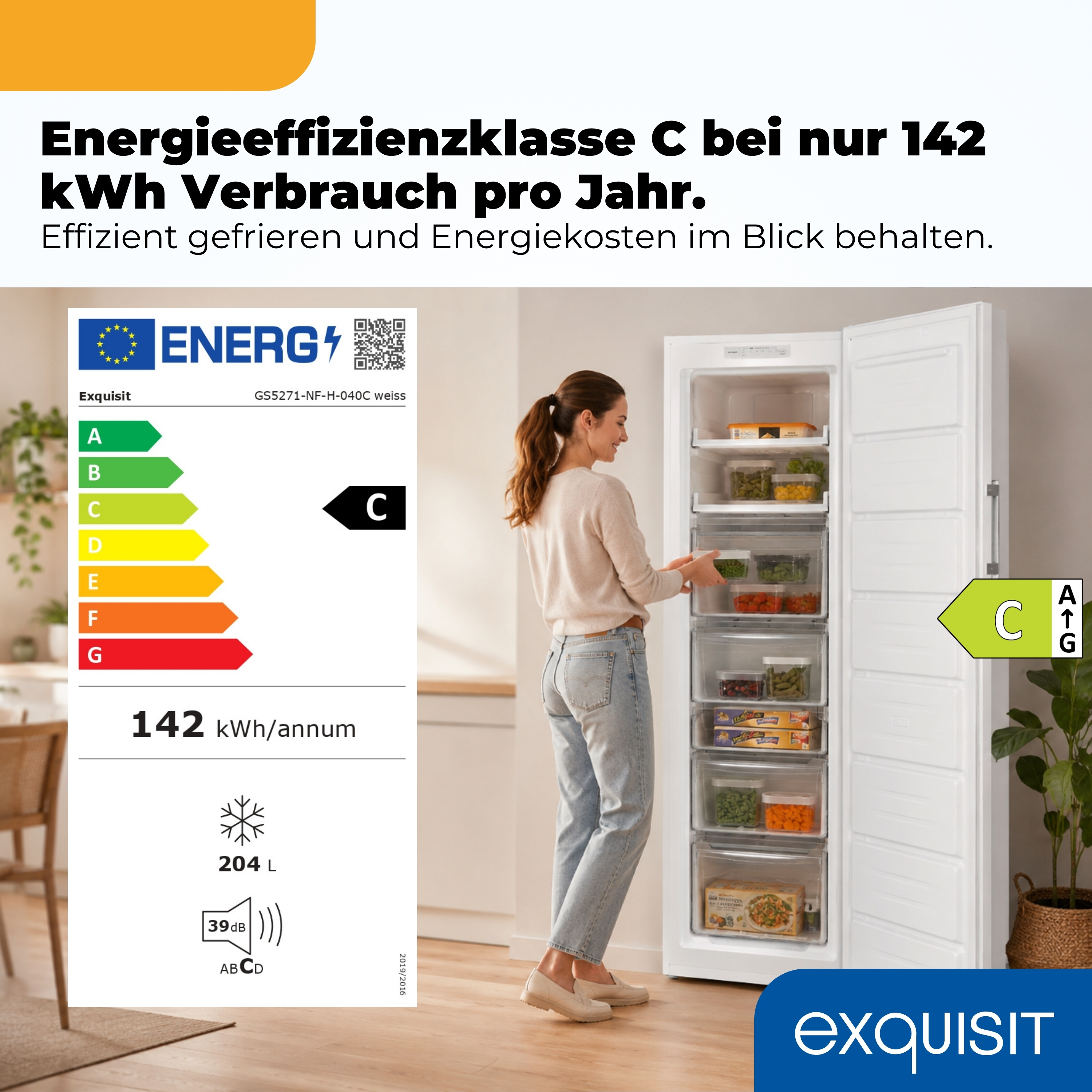 Eine Frau räumt Lebensmittel in einen weißen Standgefrierschrank mit Energieeffizienzklasse C.
