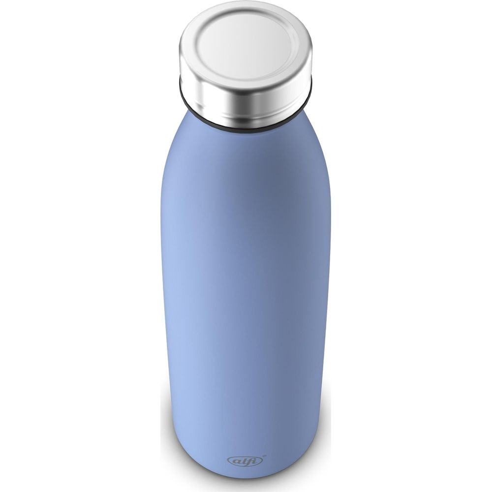 Eine blaue Thermoskanne mit silbernem Deckel steht auf weißem Grund.