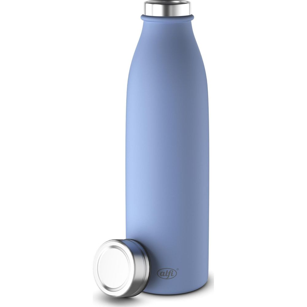 Eine matte blaue Alfi-Flasche mit silbernem Verschluss ruht auf weißer Fläche.