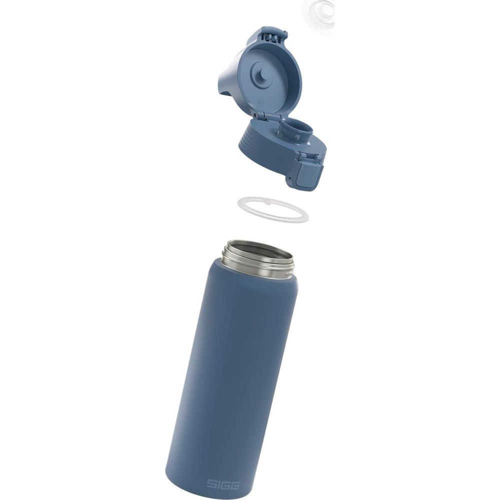 Eine blaue SIGG-Wasserflasche mit offenem Deckel und Dichtungsring.