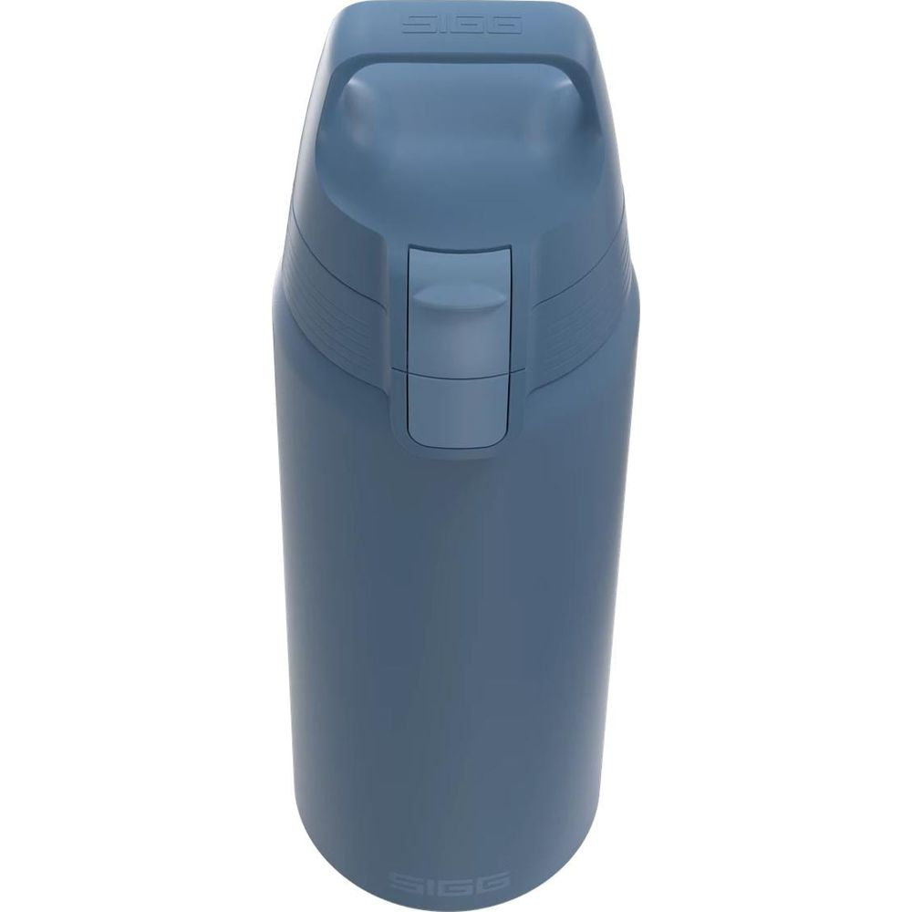 Blaue SIGG-Trinkflasche mit Griff und Schnappverschluss.