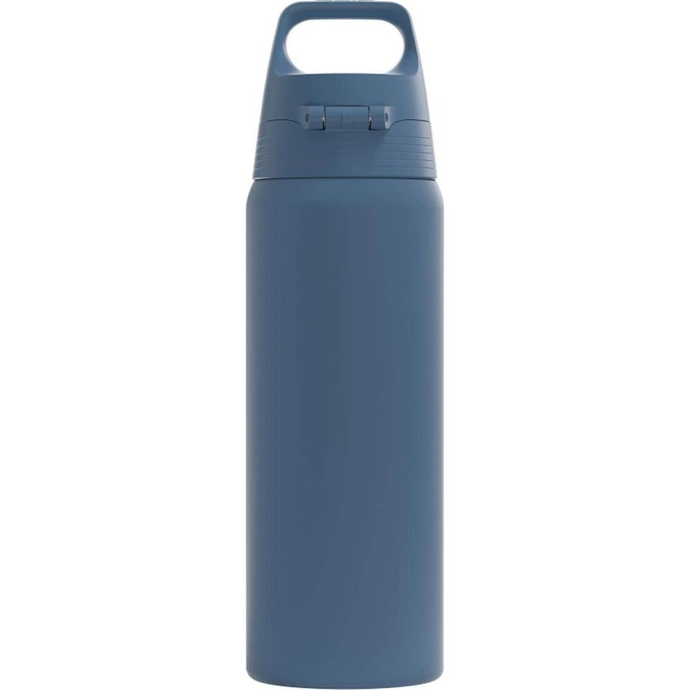 Eine blaue Trinkflasche mit Henkel und Klappdeckel steht auf weißem Grund.