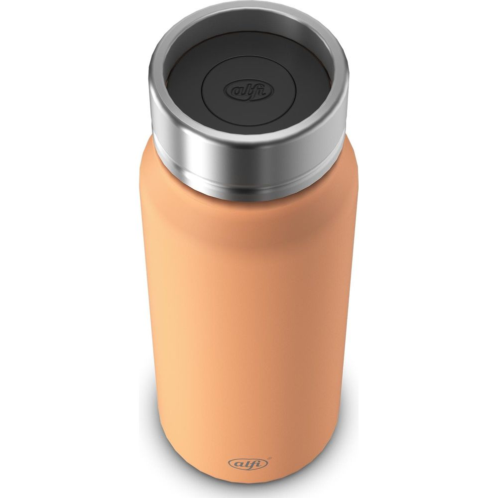 Eine orangefarbene Thermoskanne mit silbernem Kragen und schwarzem Deckel mit Logo.