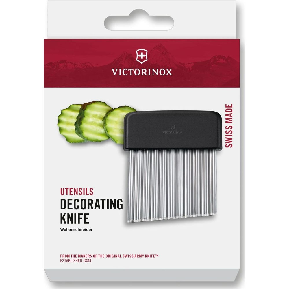 Victorinox Wellenschneider mit Gurkenscheiben und Logo auf Verpackung.