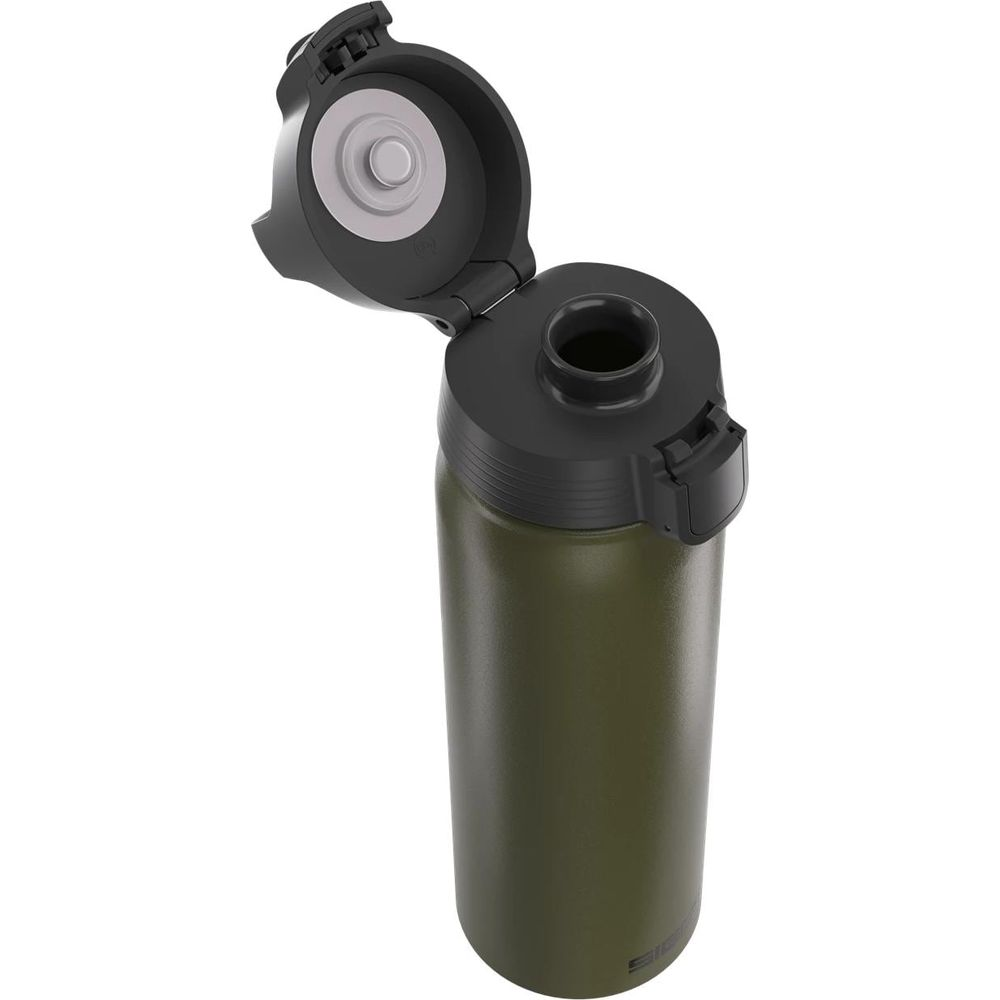 Eine olivgrüne Trinkflasche mit offenem schwarzem Deckel und Ausgießer.