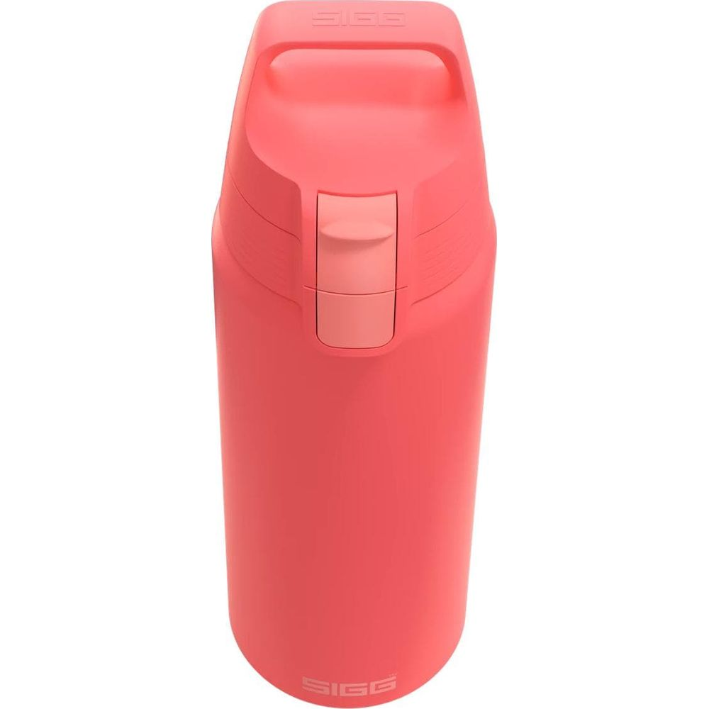 Eine korallenrote SIGG-Trinkflasche mit Griff und Klappdeckel.