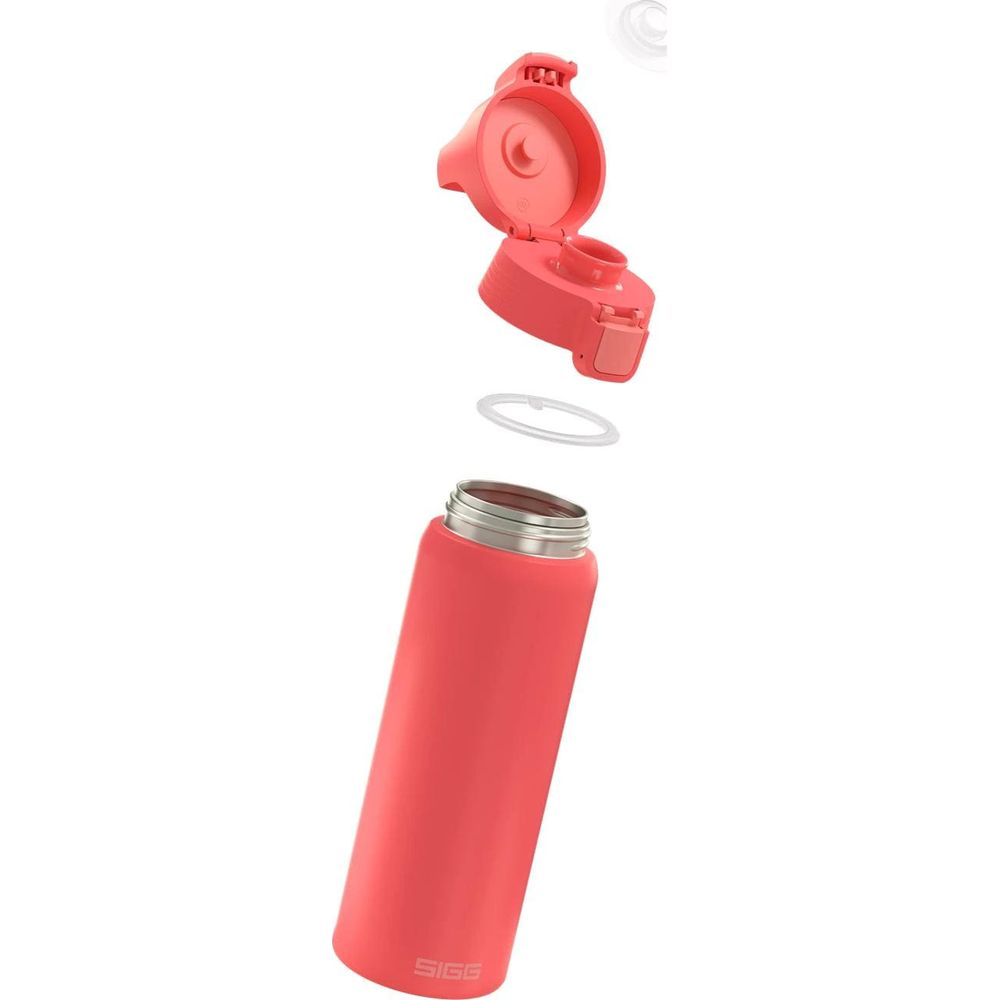Ein korallenroter SIGG-Flaschenkörper mit offenem Deckel und Dichtungsring.