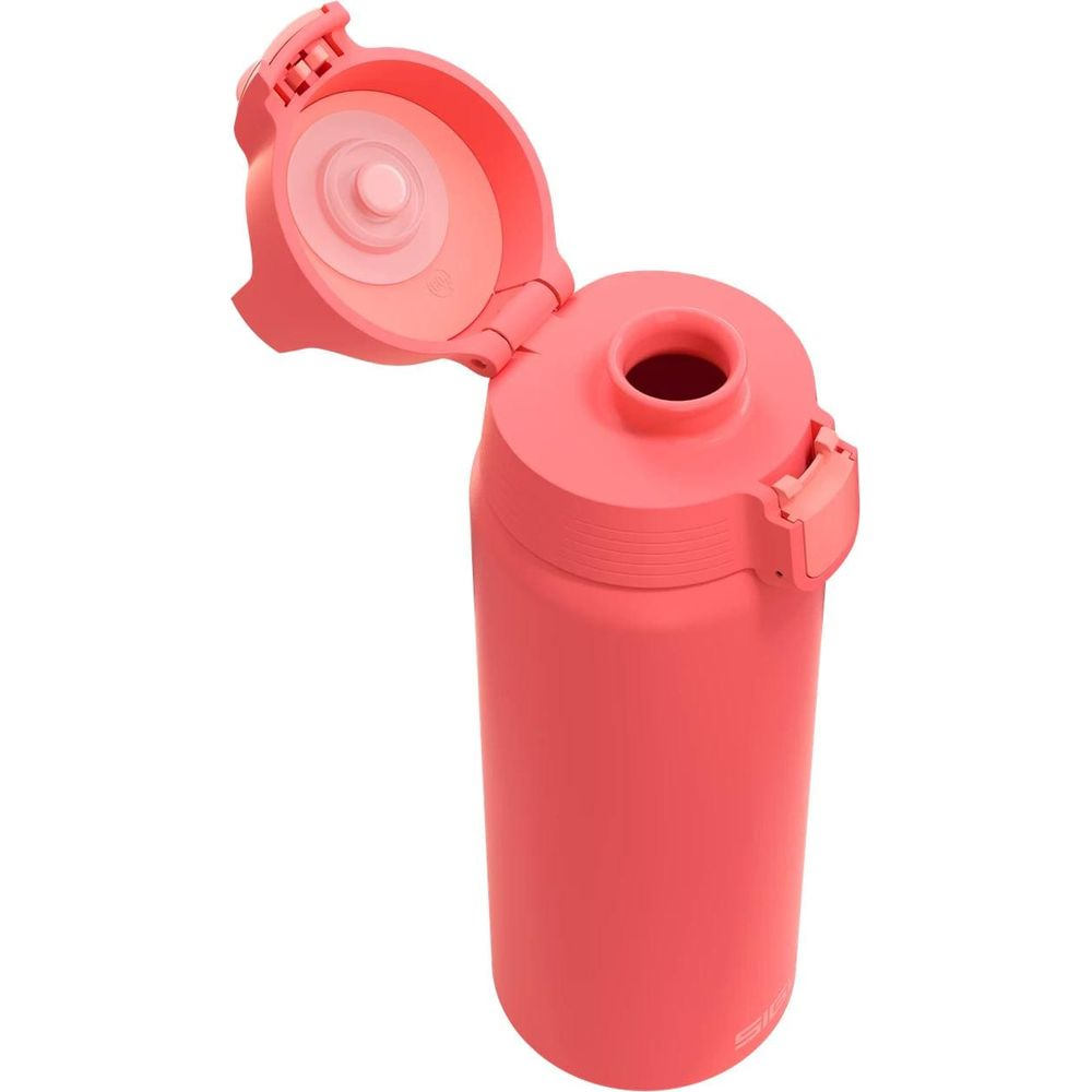 Eine korallenrote Wasserflasche mit offenem Klappdeckel und Ausgießer.