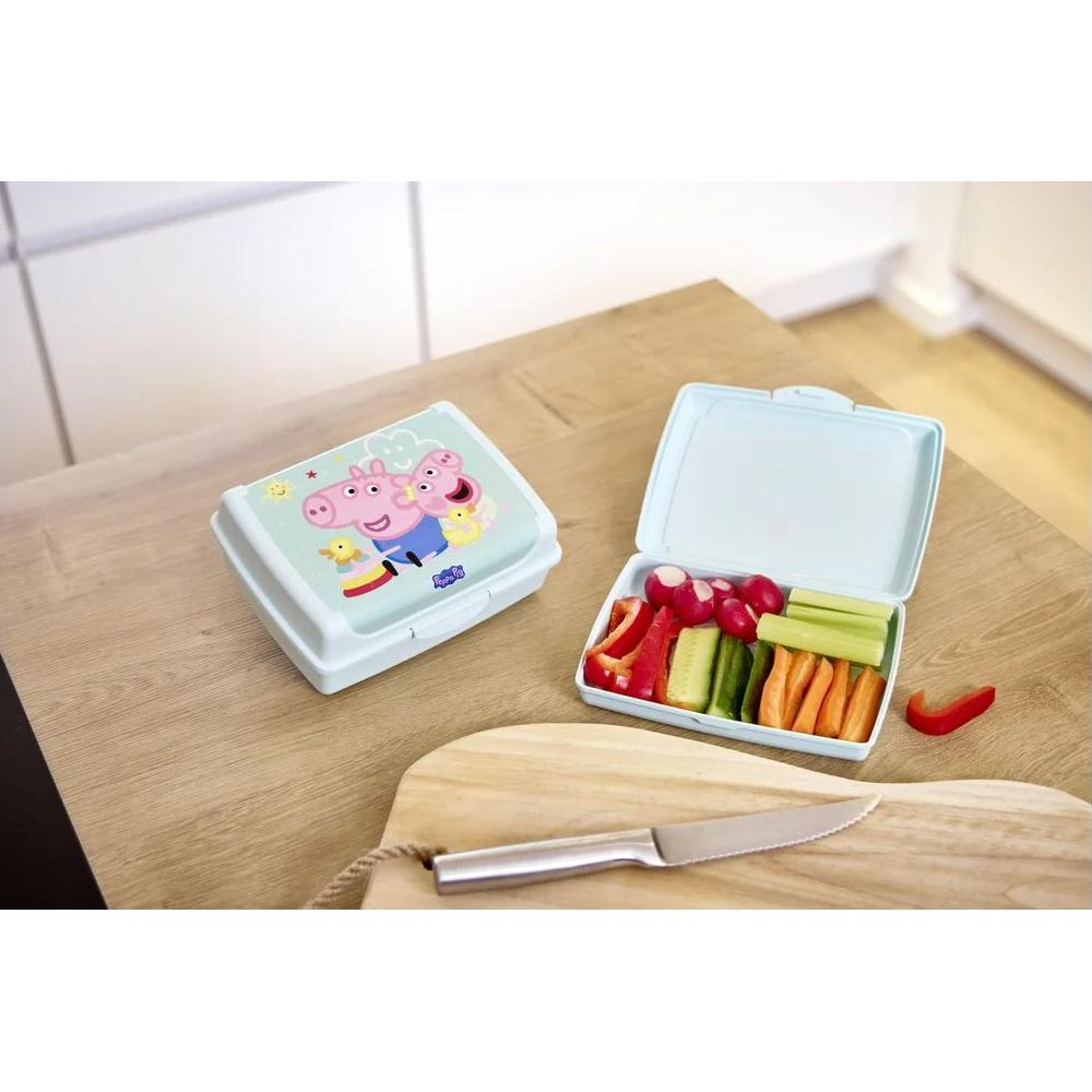 Ein hellblauer Peppa Wutz Brotdosen, geschlossen, neben einem offenen gefüllt mit bunten Gemüsesticks.