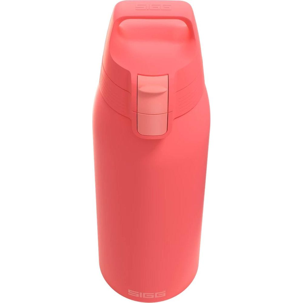Eine korallenrote Trinkflasche mit Griff und pinkem Verschluss.