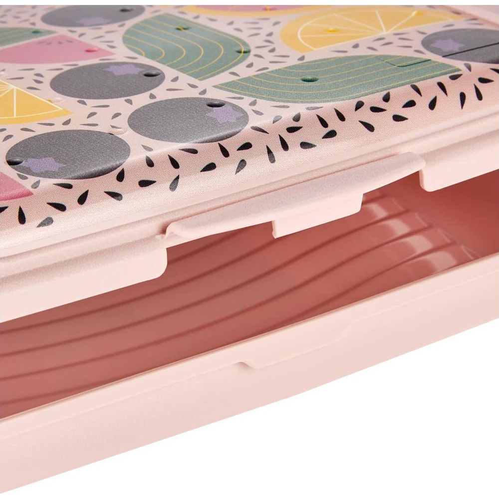 Ein rosa Lunchbox-Deckel mit Fruchtmuster und ein offenes Fach.