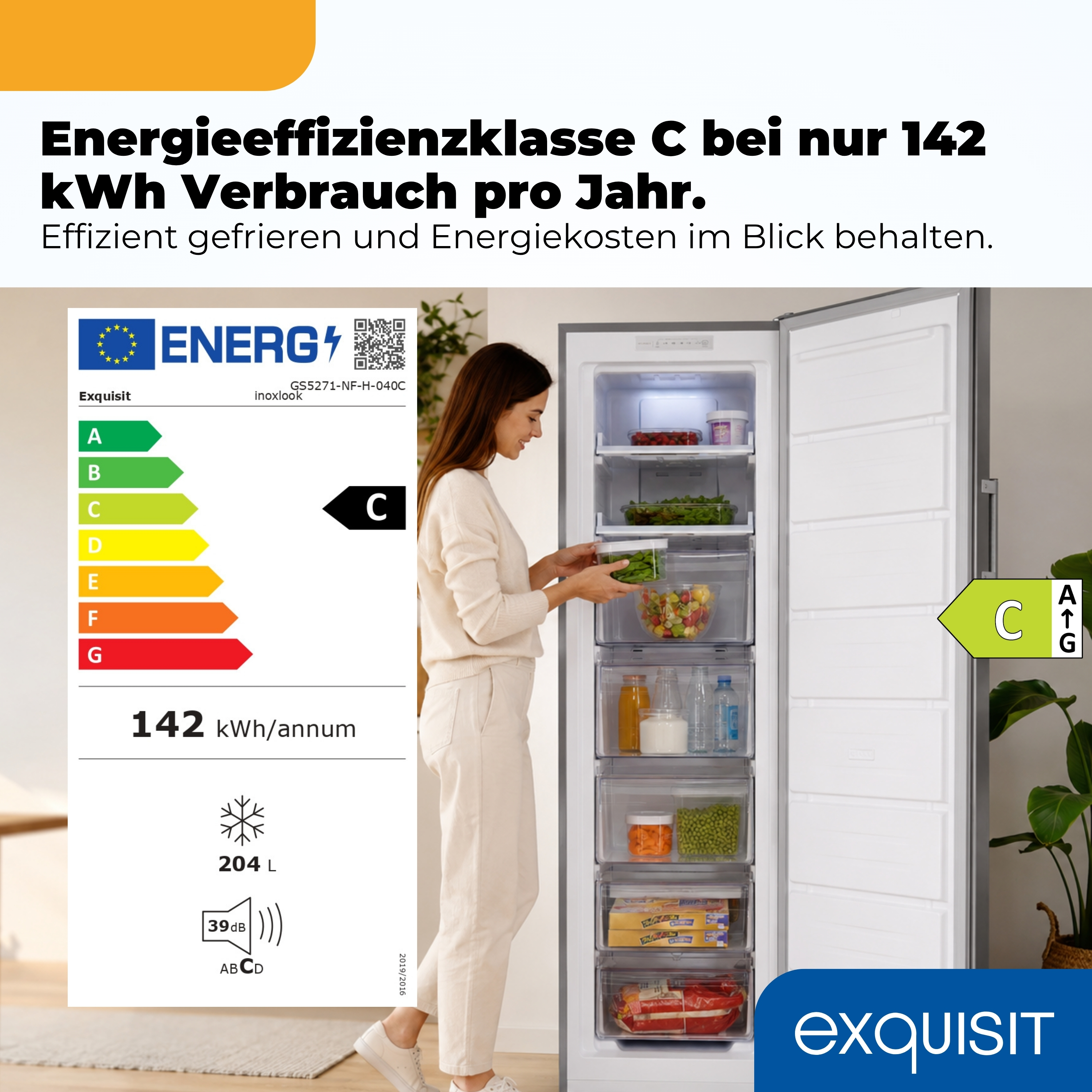 Eine Frau öffnet einen Gefrierschrank mit Energieeffizienzklasse C.