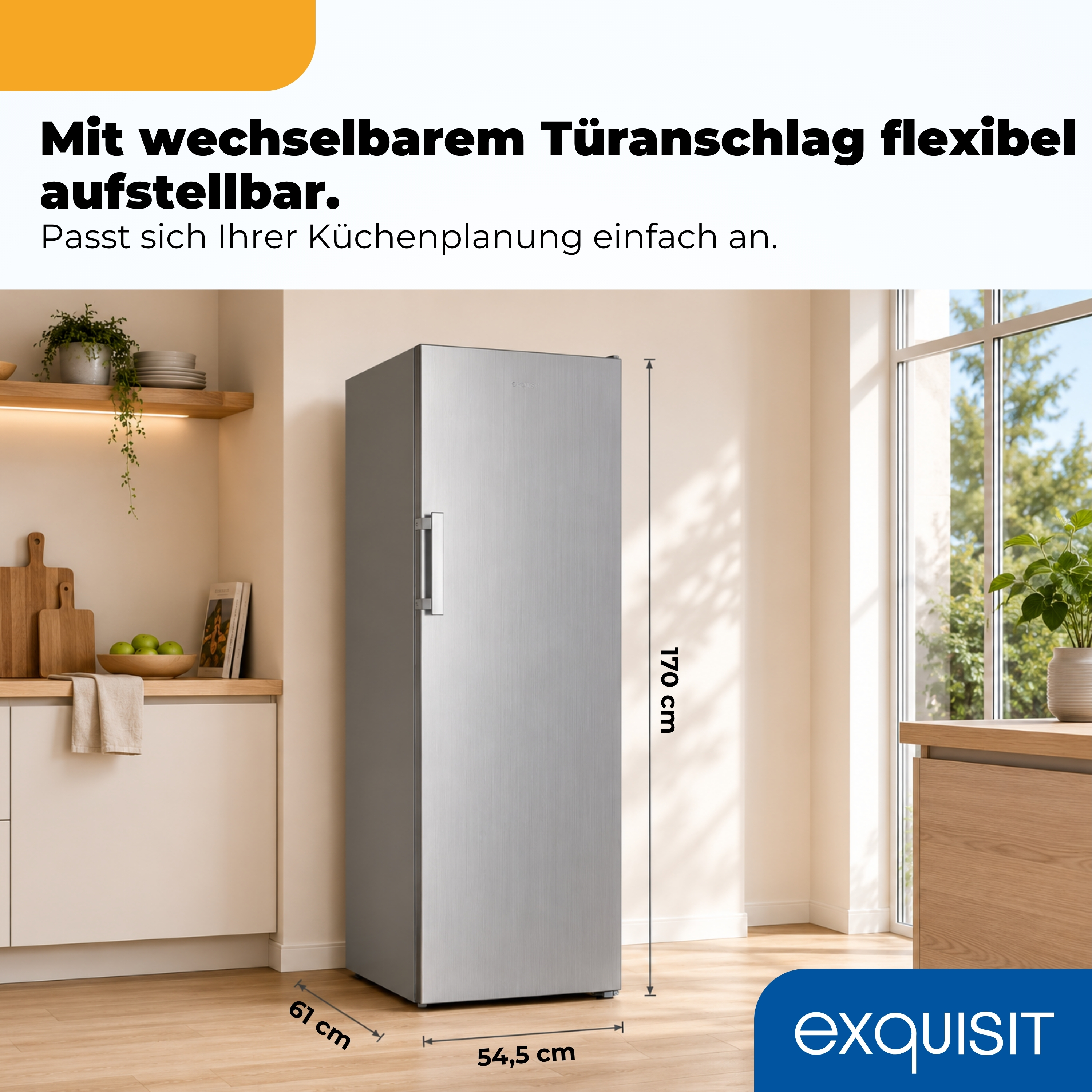 Ein silberner Kühlschrank steht in einer hellen Küche mit Holzakzenten.
