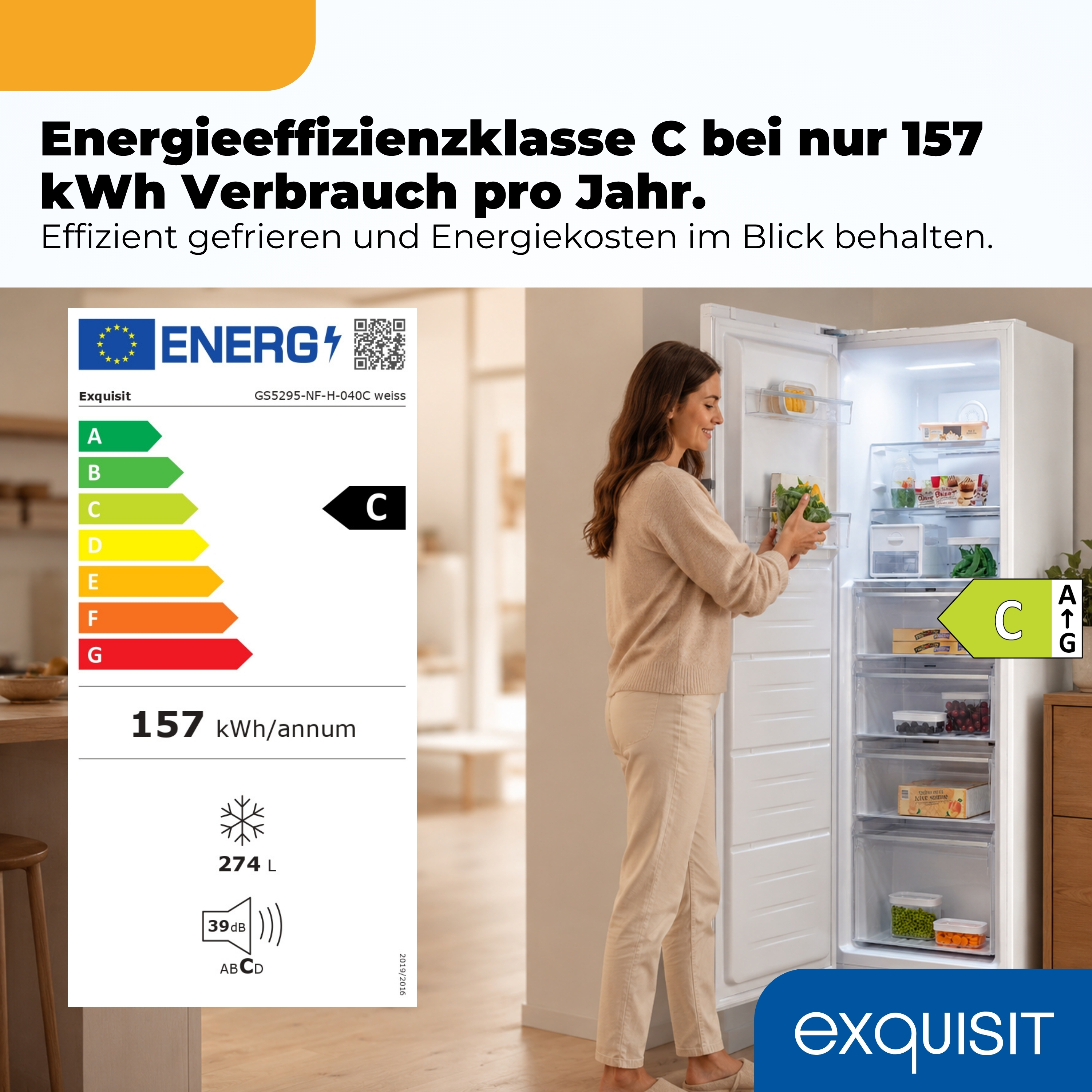 Frau stellt Lebensmittel in einen Kühlschrank mit Energieeffizienzklasse C.