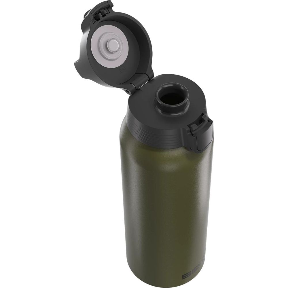 Eine grüne Trinkflasche mit offenem schwarzem Deckel.