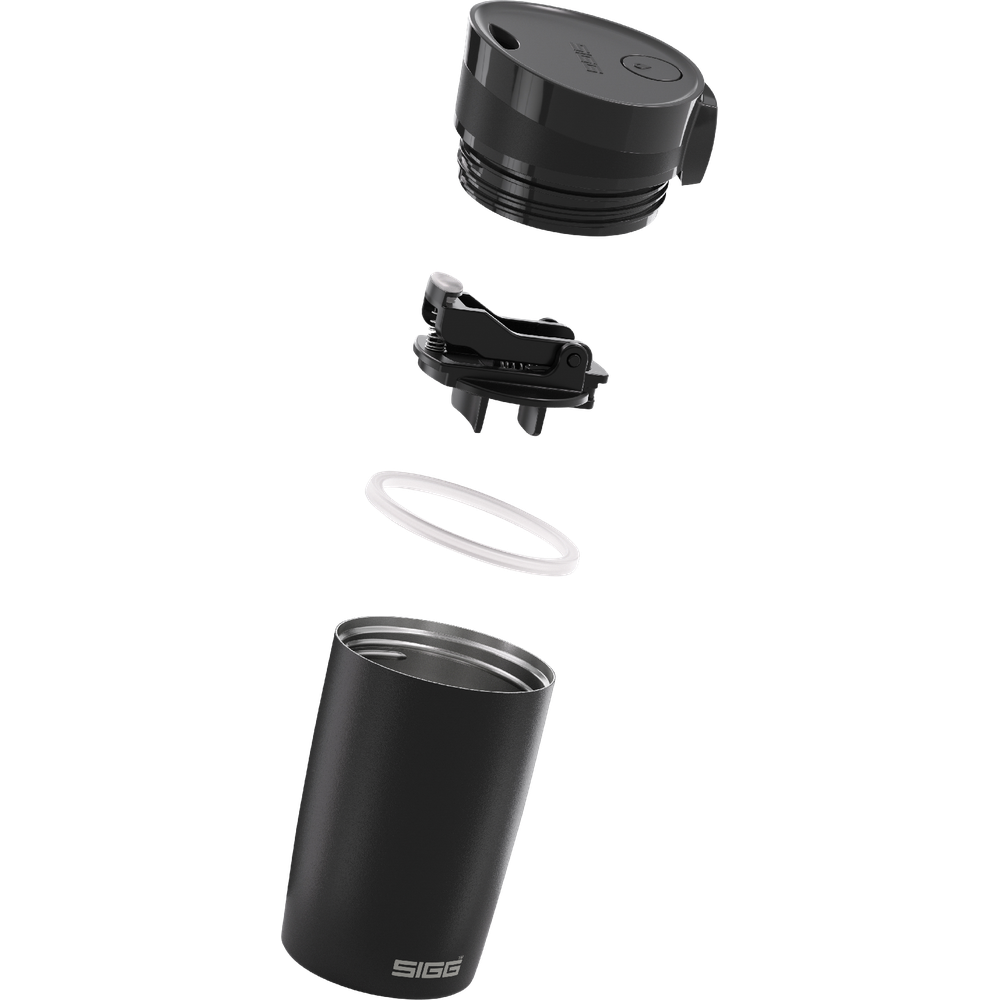 Einzelteile einer schwarzen SIGG-Flasche: Deckel, Ventil, Dichtung, Korpus.