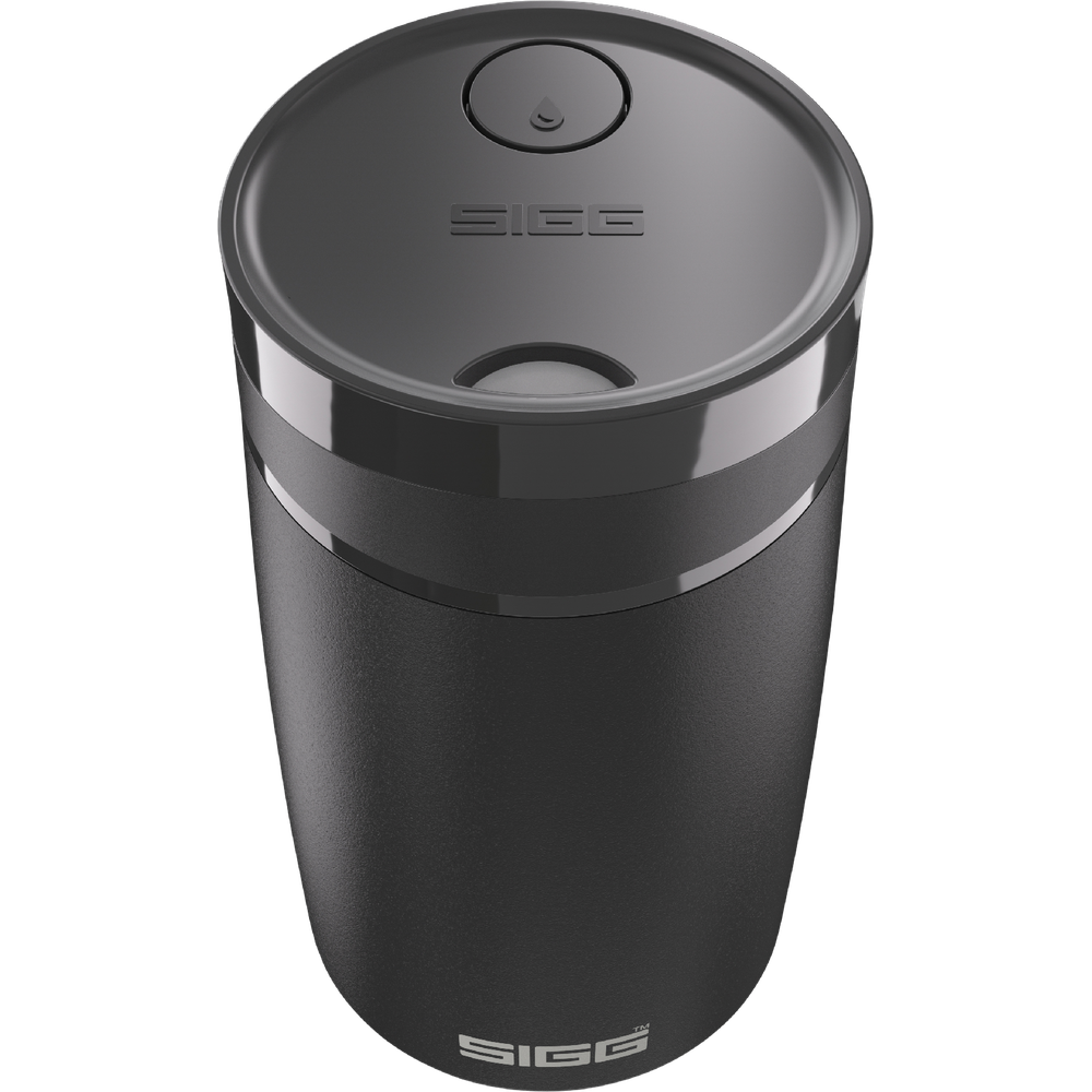 Ein schwarzer SIGG Becher mit Deckel und Wassertropfensymbol.