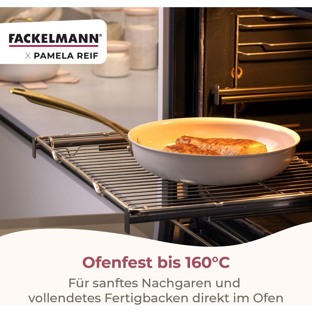 Gebratene Hähnchenteile in einer Pfanne auf einem Ofenrost im Ofen.
