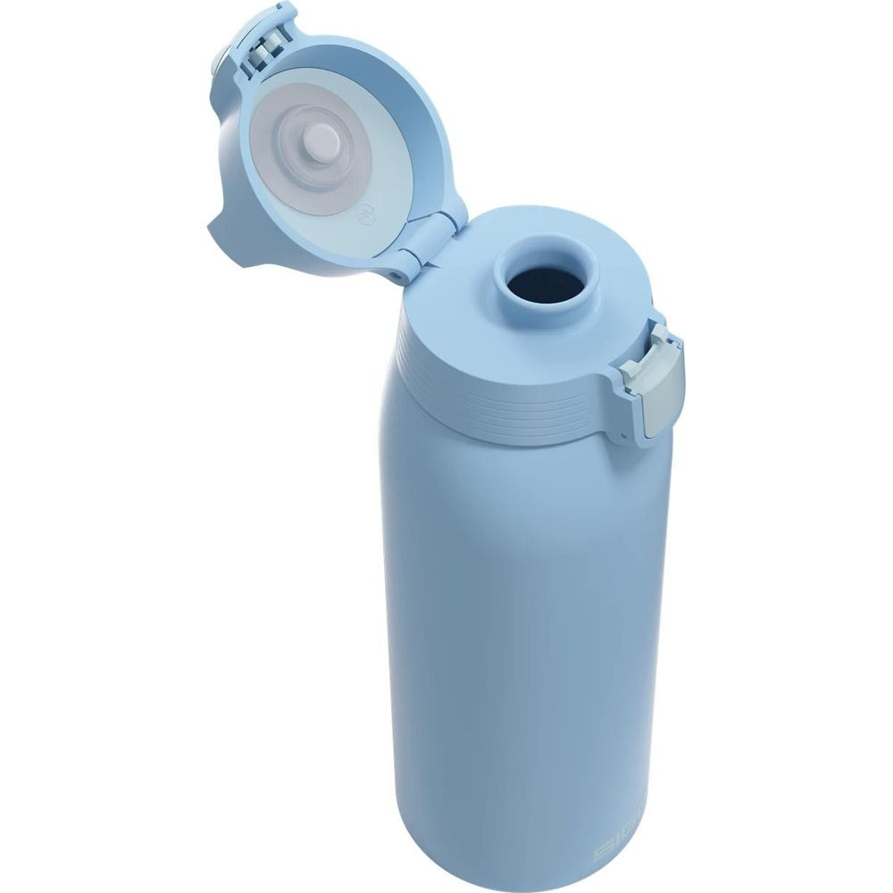Eine hellblaue Wasserflasche mit geöffnetem Deckel, die den Trinkausguss zeigt.
