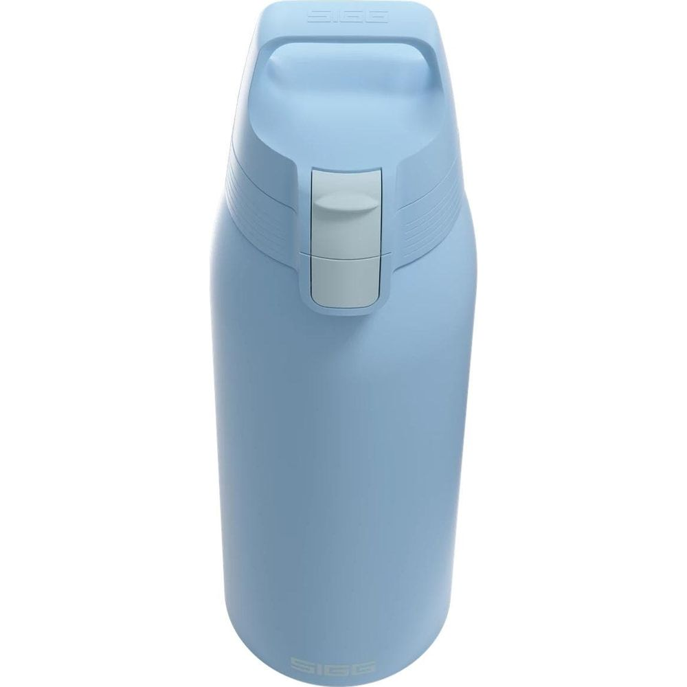 Eine hellblaue Wasserflasche mit Griff und grauem Verschluss, auf weißem Hintergrund.