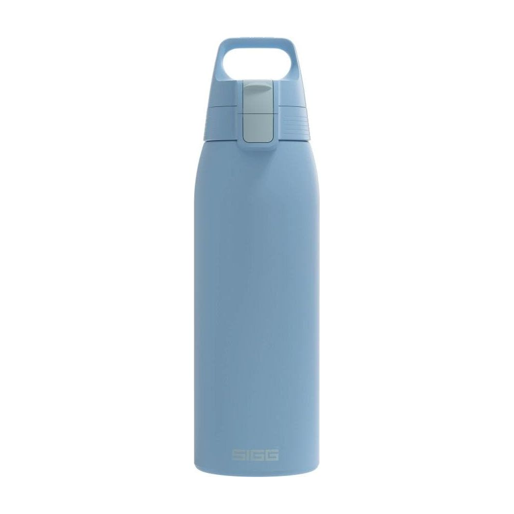 Eine hellblaue SIGG Trinkflasche mit einem Tragegriff und einem Ausgießerverschluss.