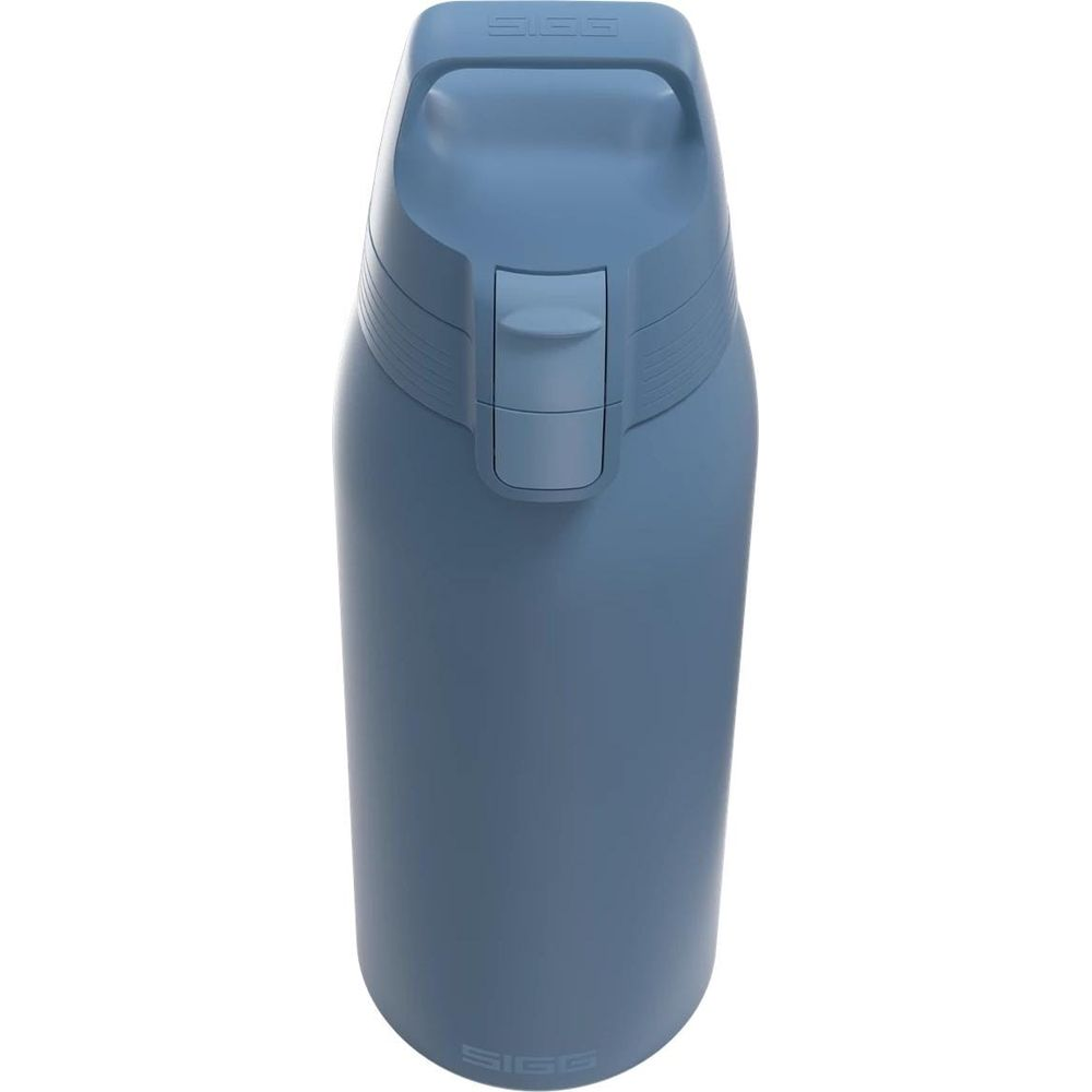 Eine blaue SIGG-Trinkflasche mit Griff und Klappverschluss steht auf weißem Hintergrund.