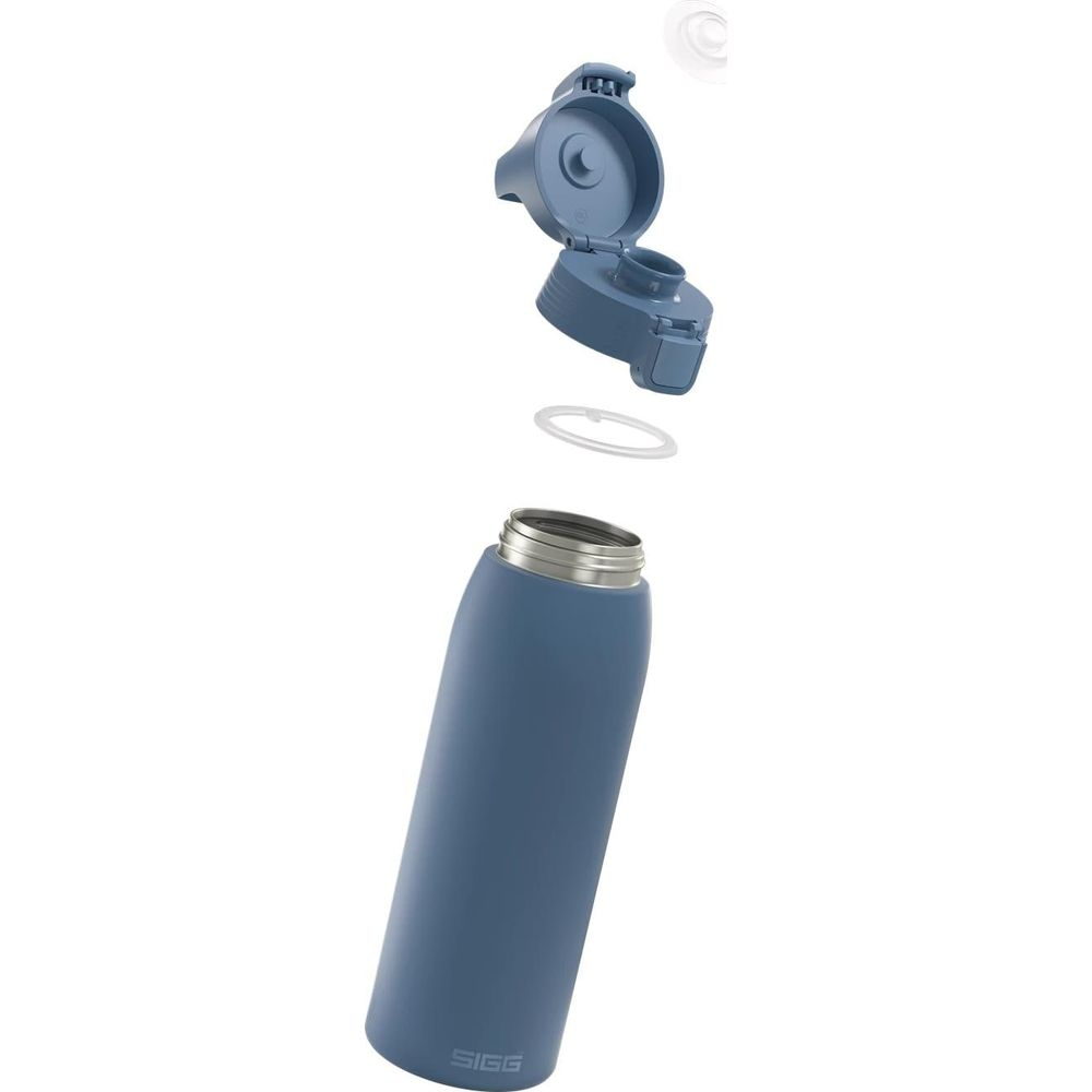 Blaue SIGG-Flasche mit offenem Deckel und Dichtung, auf weißem Hintergrund.