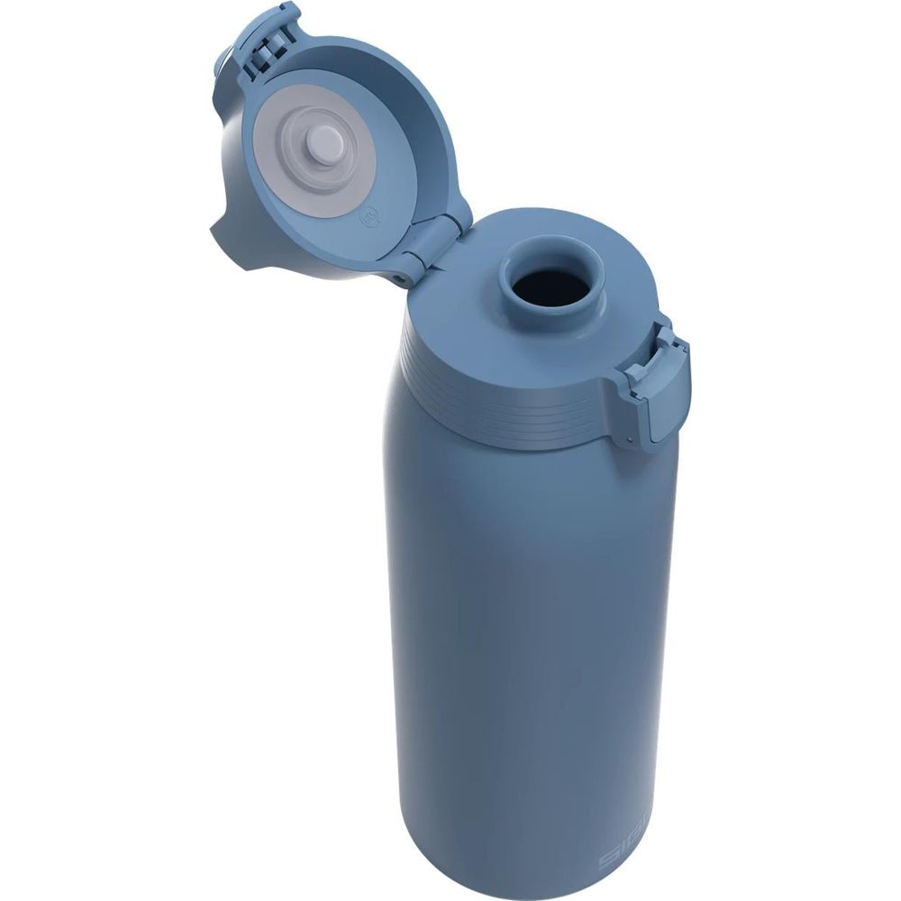 Eine blaue Trinkflasche mit offenem Deckel.