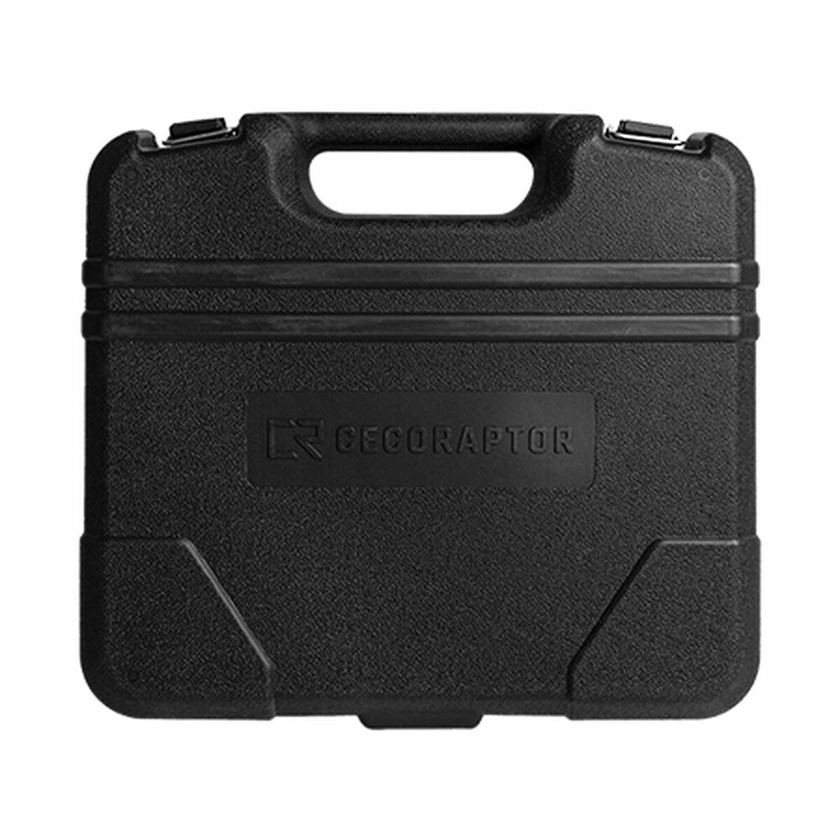 Estuche de plástico negro con asa y superficie texturizada. Logo 'CECQRAPTOR'.