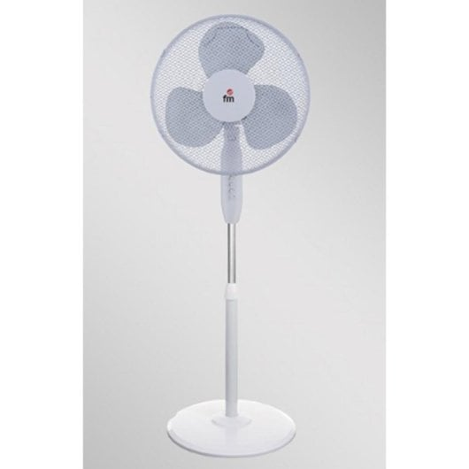Un ventilador de pedestal blanco con rejilla de malla y tres aspas.