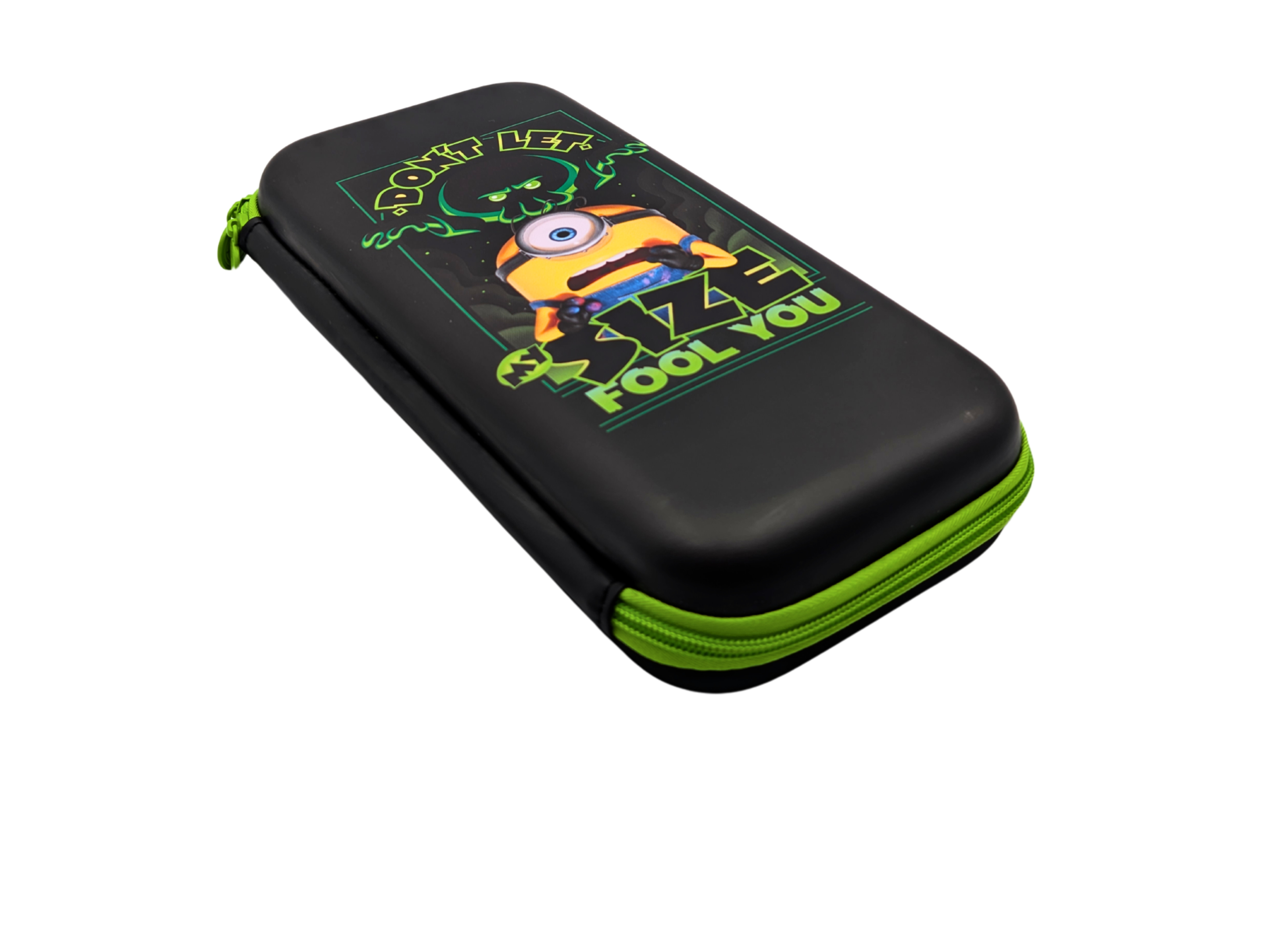 Estuche negro con cremallera verde, con un personaje de Minion y texto.