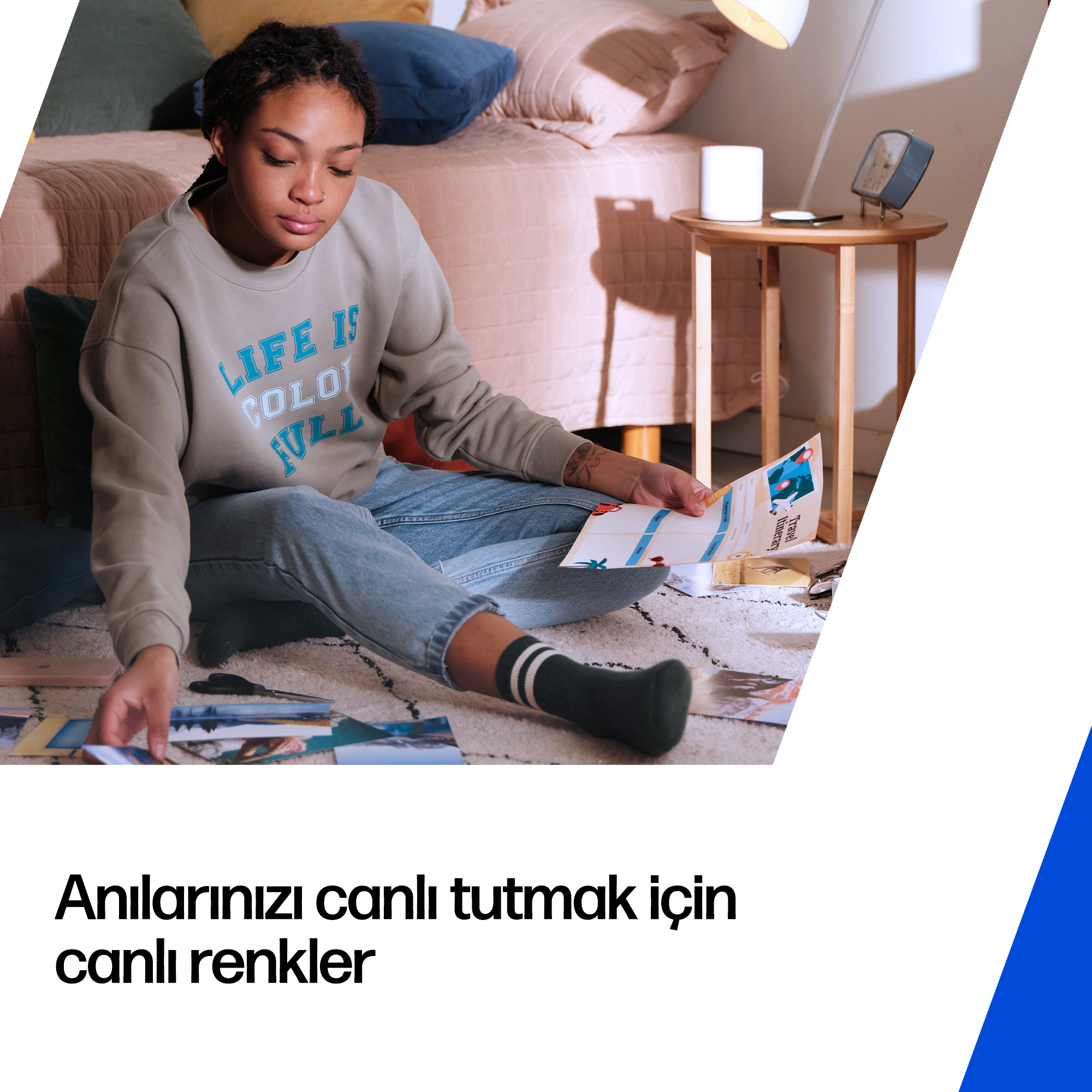 Genç bir kadın yatak odasında bir halının üzerinde fotoğraflar düzenliyor.